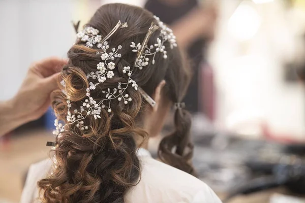 Barbeiro Projetando Bom Penteado Modelo Bela Senhora Salão — Fotografia de Stock