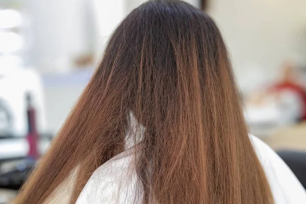 Eine Dame Mit Langen Haaren Friseurladen — Stockfoto