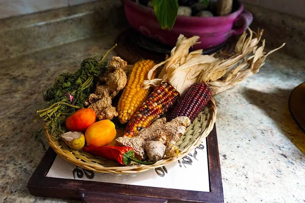 Sarı ızgara mısır parçaları sepete.