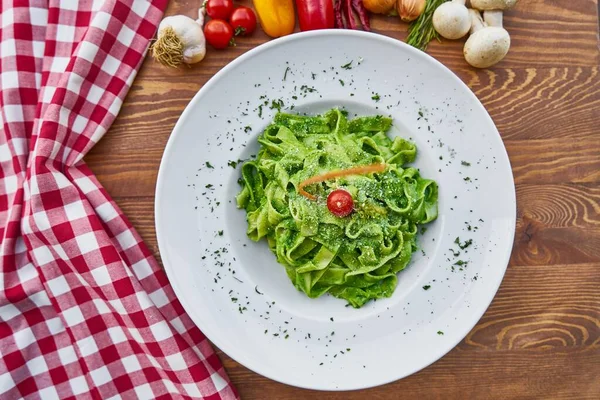 Verdure Fresche Verdi Sul Tavolo Legno — Foto Stock