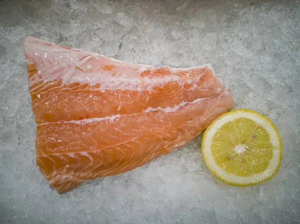 Ψάρι Φρέσκο Και Υγιεινό Σολομό Λεμόνι — Φωτογραφία Αρχείου