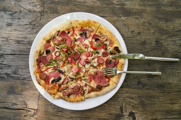 Gustosa Gustosa Pizza Fresca Sul Tavolo — Foto Stock