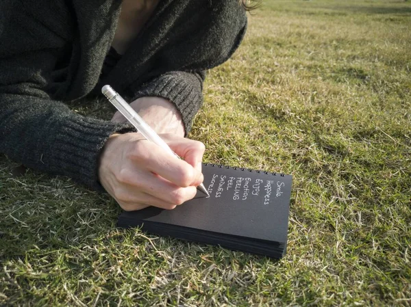 Mężczyzna Pisze Coś Notatniku — Zdjęcie stockowe