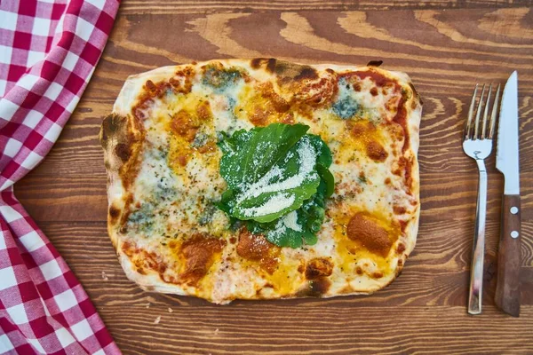 Gustosa Gustosa Pizza Fresca Sul Tavolo — Foto Stock