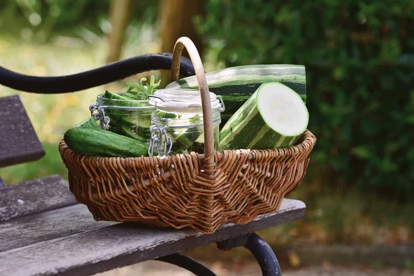 Taze meyve ve sebzeler sepette.