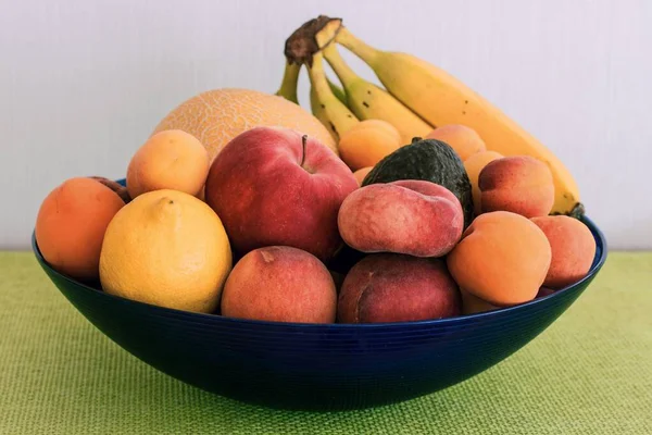 Taze meyve ve sebzeler sepette.