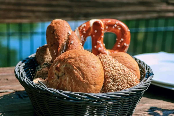 Taze meyve ve sebzeler sepette.