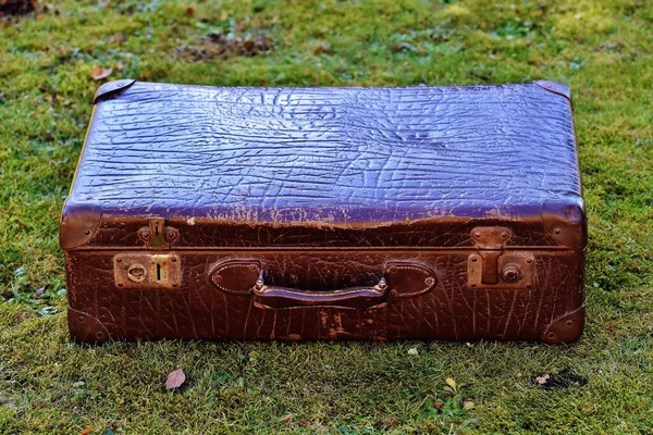 Dışarıda çok pahalı deri bir çanta var.