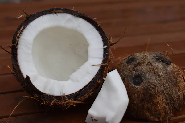 Jugosas Frescas Frutas Coco Mantienen Fuera — Foto de Stock