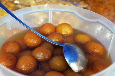 Kaşıkla lezzetli tatlı yiyecekler yemek.