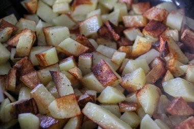 Tabaktaki diyet için çıtır patatesli sebze.