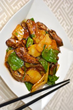 Tabaktaki diyet için çıtır patatesli sebze.