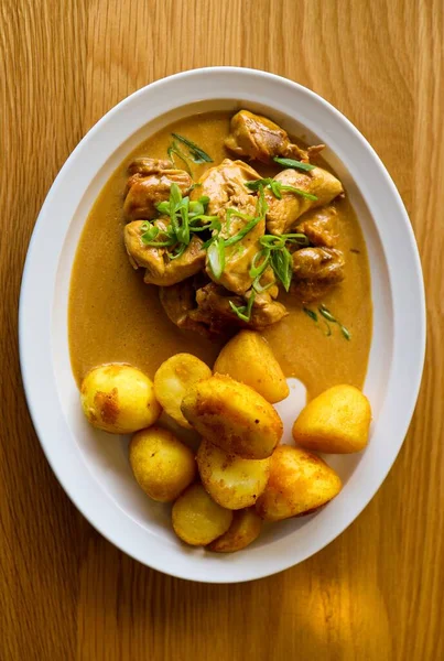 Tabaktaki diyet için çıtır patatesli sebze.