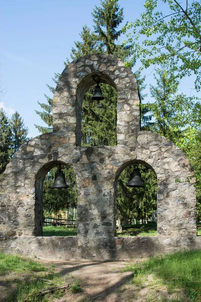 Ukrayna mimari anıtı. Üç zilli taş yapı. Ukrayna köyünün tarihi.