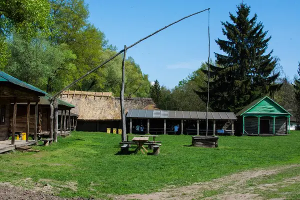 Traditioneller Dorfplatz Mit Brunnen Und Kran Historische Wiederherstellung Des Ukrainischen — Stockfoto