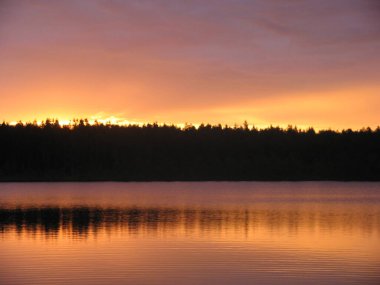 Ladoga Gölü üzerinde gün doğumu. Valaam Adası.