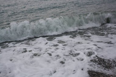 Kışın Karadeniz 'de büyük bir dalga.