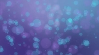 Yüzen ışık parçacıkları ile büyülü mor mavi parlayan bokeh arka plan.