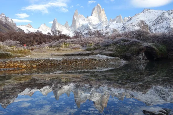 从Cerro Fitz Roy Mastif的小径上看到的美丽风景 湖中倒映着倒影 — 图库照片