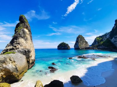 Sahilin merdivenlerinden ve etrafındaki kayalık manzaradan çarpıcı bir manzara.