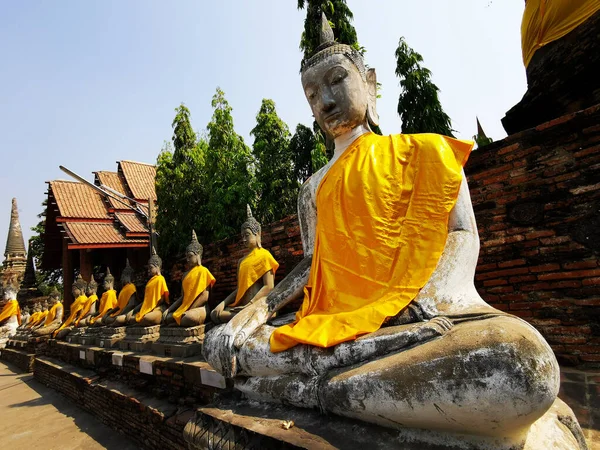 Sarı cüppe giyen bir sürü bütçe.