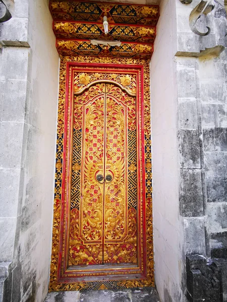 Tapınak kapısında güzel bir oyma var. Nusa Penida Bali