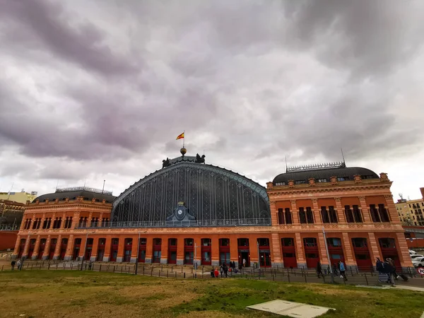 Fasad Imponerande Madrid Tågstation Med Molnig Vinterhimmel — Stockfoto
