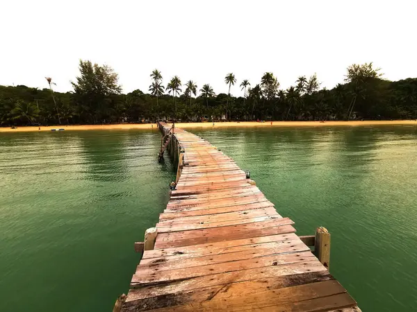 通往Koh Kood岛上美丽的泰国海滩的木制码头 — 图库照片