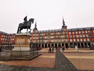 Plaza Belediye Başkanı bulutlu bir kış gününde at heykeli önünde
