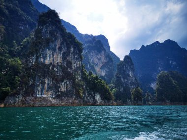 Önünde Khao Sok Gölü olan dağlık kireçtaşı karst.