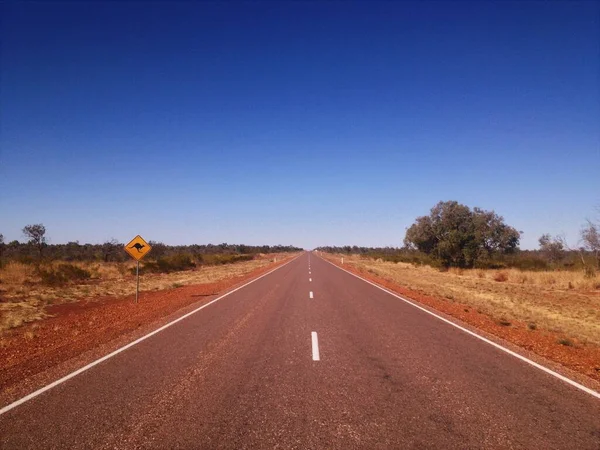 View Arrow Straight Road Kangaroo Warning Sign Queensland Australia — Stock Photo, Image