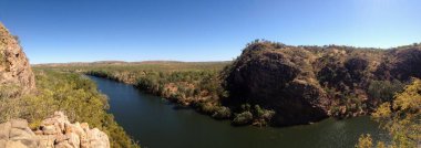 Katherine Vadisi 'nin göz kamaştırıcı manzarası aşağıdaki kıvrımlı nehirle, Kuzey bölgesi, Avustralya
