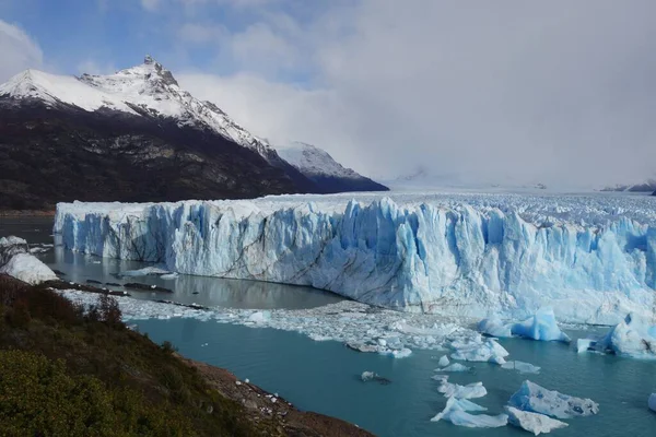 Prachtig Uitzicht Gletsjer Met Kalvende Ijsbergen Berg Achtergrond — Stockfoto