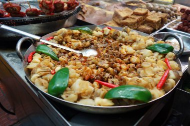 Asya lezzetlerinin karışımının büyük kızartma tavası, Hong Kong