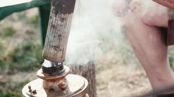 Proceso de hacer té en el samovar . — Vídeos de Stock