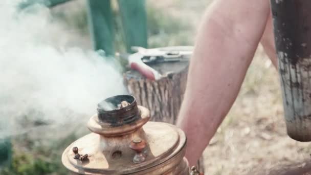 Proceso de hacer té en el samovar . — Vídeos de Stock