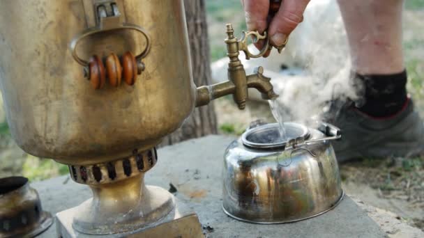 Процесс приготовления чая в самоваре . — стоковое видео