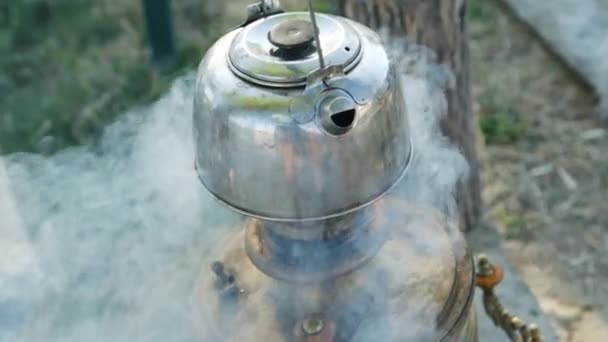 Процесс приготовления чая в самоваре . — стоковое видео