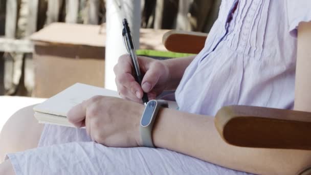 Umělec dívka v sluneční brýle kreslí náčrty v poznámkovém bloku — Stock video