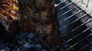 kaburga ızgara üzerinde kişi döner.