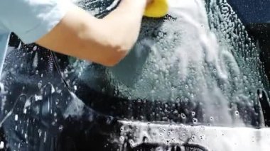 Ağır çekim bir adam onun araç yıkama