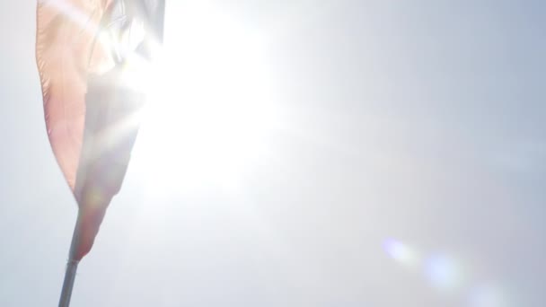 Bandeira russa voando em câmera lenta e de volta iluminado pelo sol . — Vídeo de Stock
