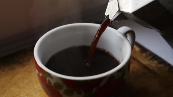 Verter café fresco caliente en una taza de una cafetera géiser . — Vídeos de Stock