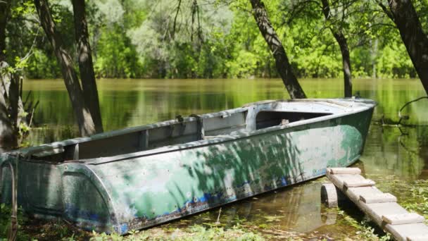 Старий рибальський човен — стокове відео