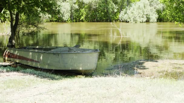 Старий рибальський човен — стокове відео