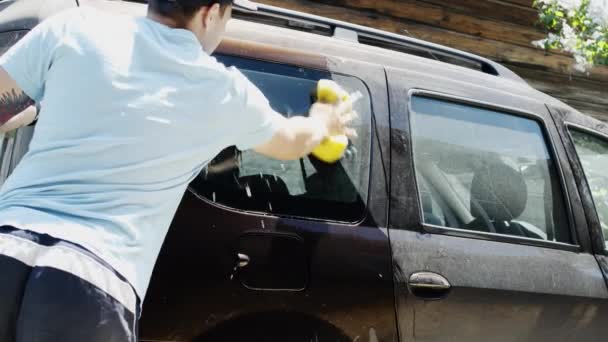 Rallentatore di uomo che lava la sua auto — Video Stock