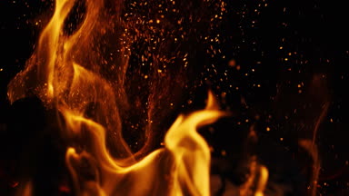 Siyah arka plan parlak sıcak yanma gelen kararınca hareket kıvılcım ateş