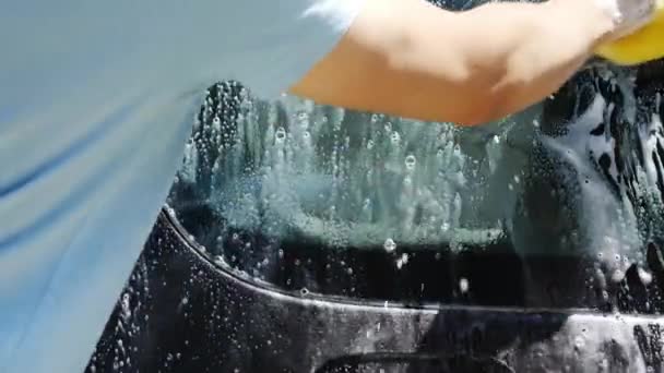 Zeitlupe: Mann wäscht sein Auto