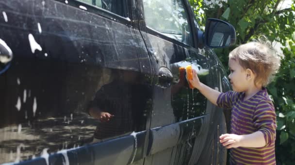 Movimiento lento del hombre lavando su coche — Vídeos de Stock