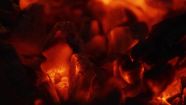 Étincelles de feu se déplaçant sur fond noir venant de brûlant chaud vif 